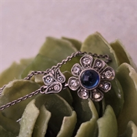 blomsterformet-vedhaeng-soelv-klare-stene-blaa-midtersten-bladophæng-klare-stene-soelv-halskaede-retro-smykke